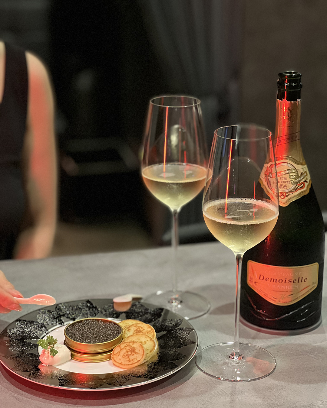 caviar-champagne-les-demoiselles-1